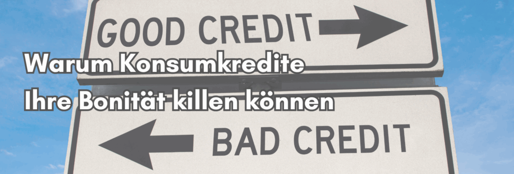 Zwei Richtungsschilder, die nach links und rechts zeigen. Auf dem oberen steht "Good Credit", auf dem unteren "Bad Credit". Titel des Beitrags im Vordergrund: Warum Konsumkredite Ihre Bonität killen können
